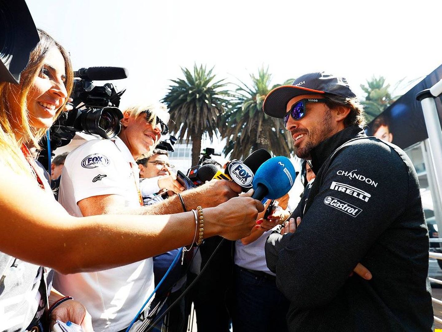 Fernando Alonso atendiendo a los medios este jueves en Ciudad de México. (Twitter/@McLarenF1)