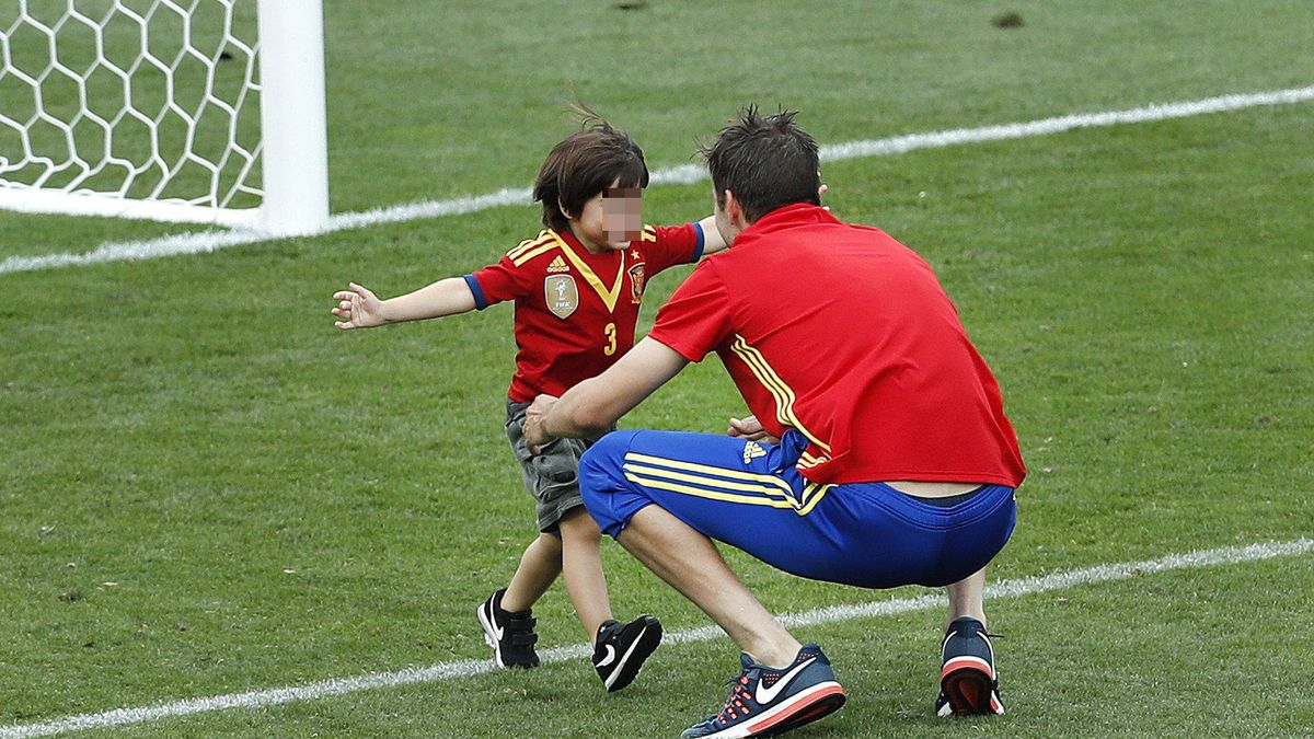 Piqué comparte su triunfo en la Eurocopa jugando con un Milan vestido con la Roja