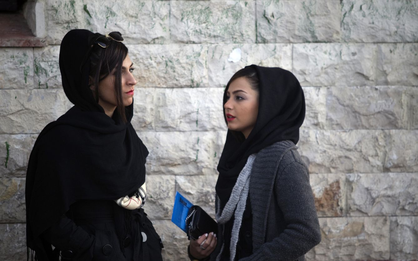 Dos mujeres iraníes charlan en una esquina del norte de Teherán (Reuters).