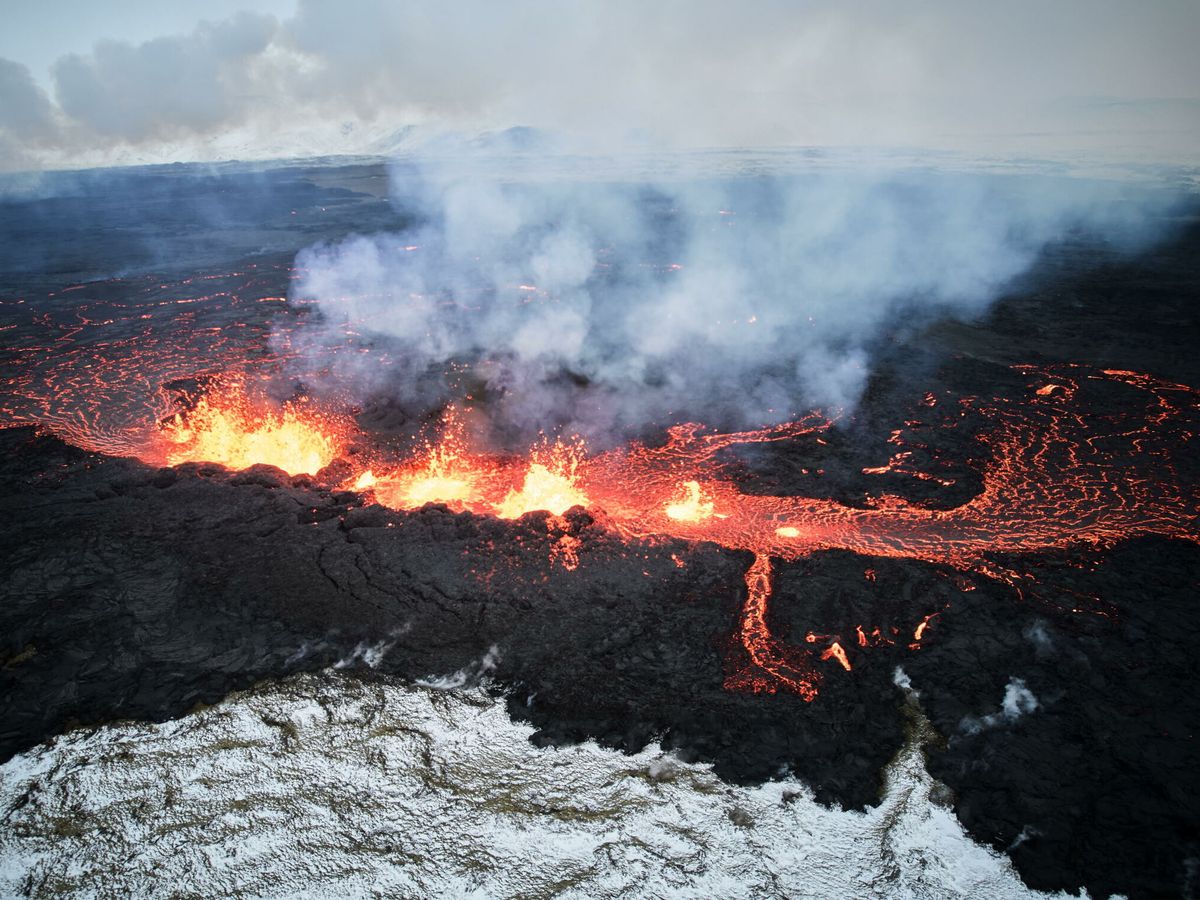Foto: Erupción el volcán cerca de la ciudad de Grindavík, en Islandia. (EFE/Anton Brink)
