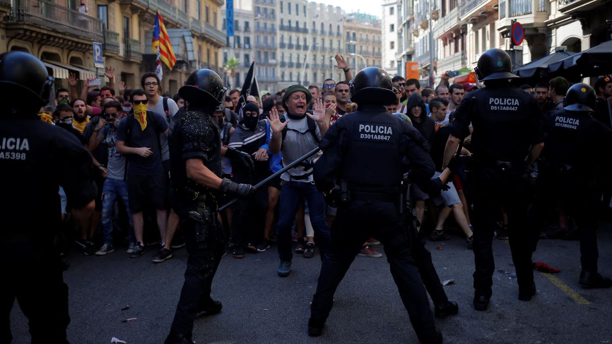 Los Mossos cargan contra unos radicales que boicoteaban una manifestación españolista