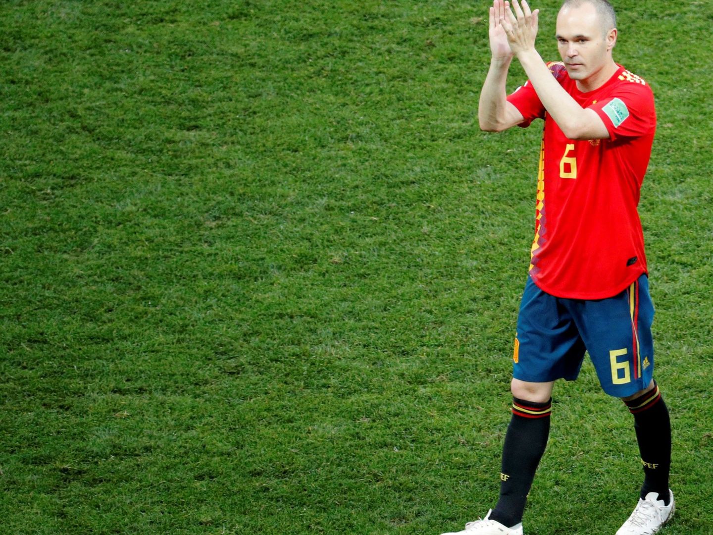 Iniesta, en su último partido con la Selección, aplaude a la grada. (EFE)