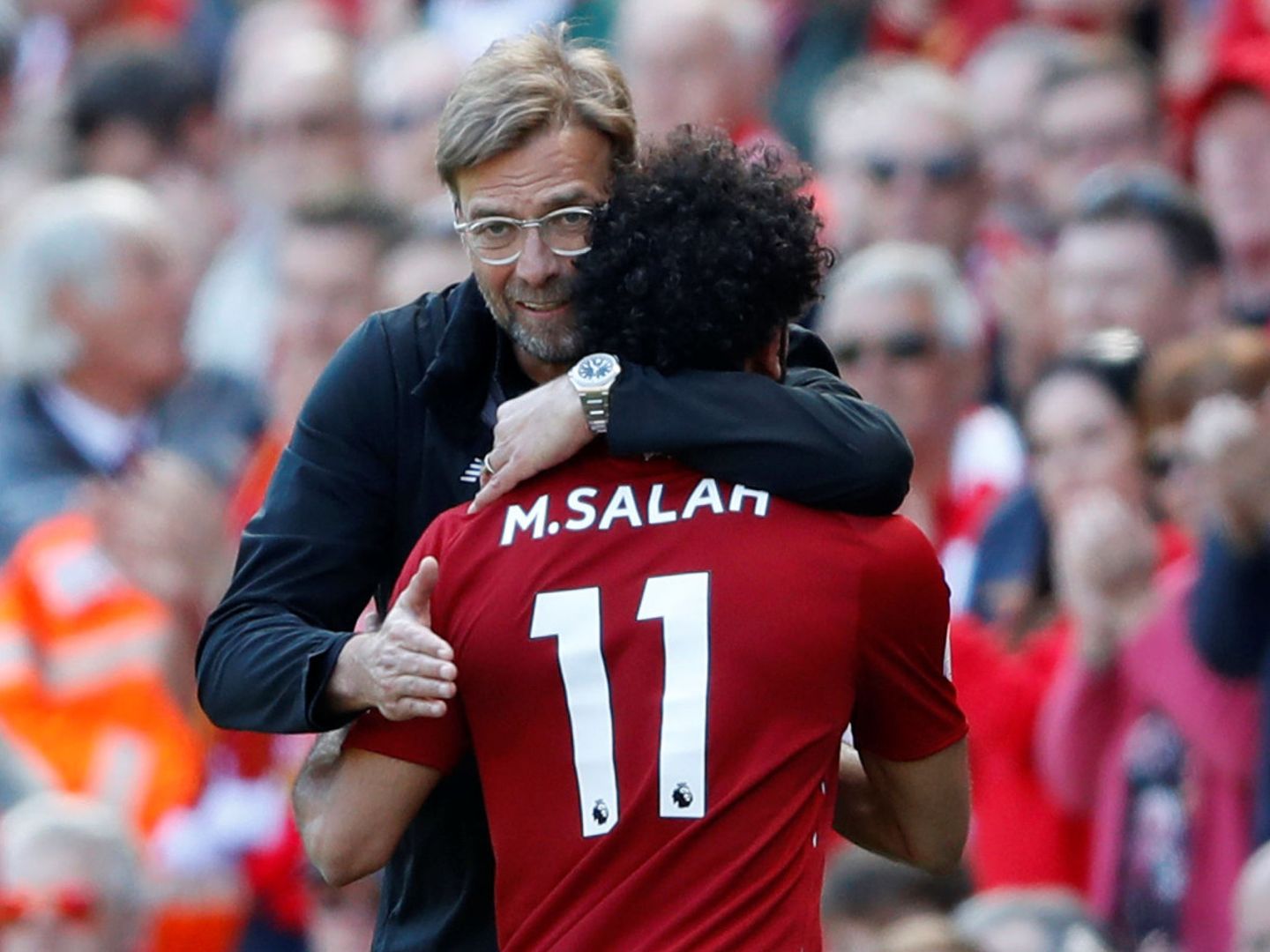 Klopp abraza al delantero egipcio Salah. (Reuters)