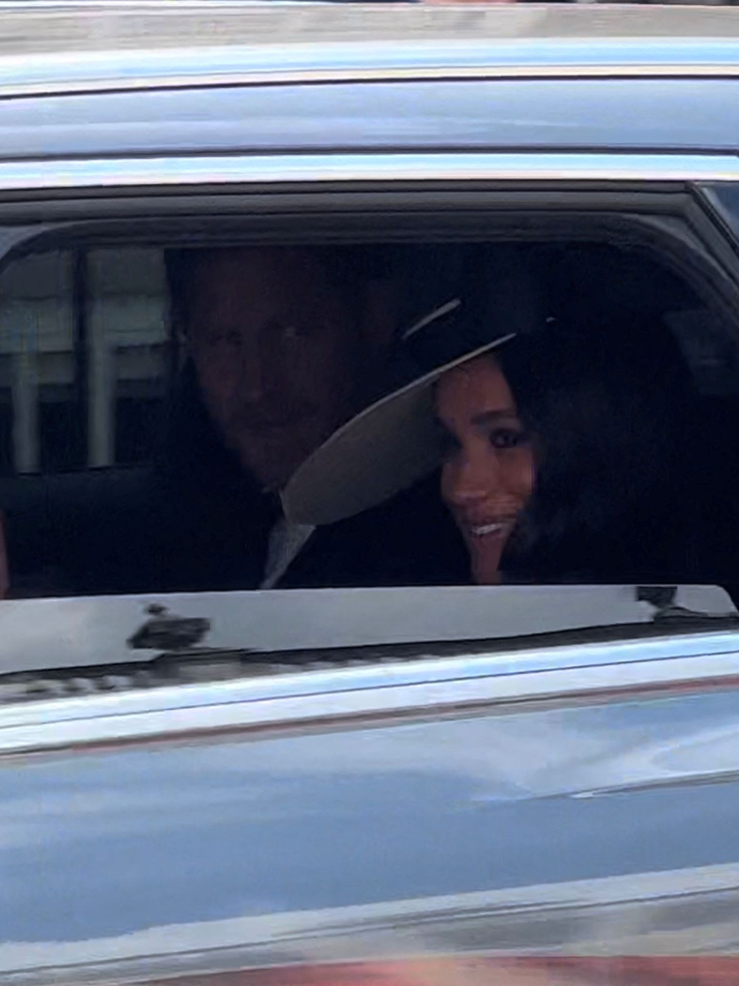 Meghan y Harry, en un coche camino de Buckingham. (Reuters)