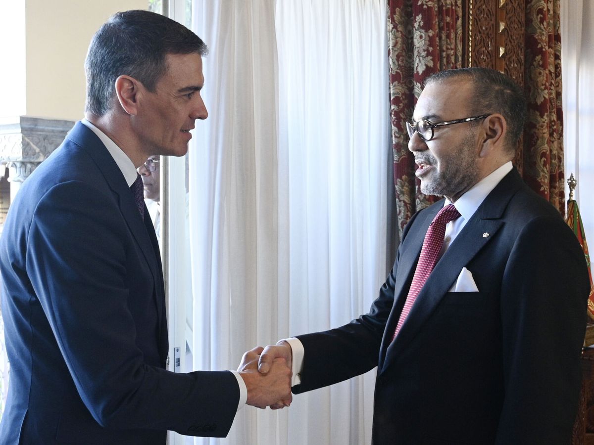 Foto: Mohammed VI recibe al presidente del Gobierno, Pedro Sánchez, en Rabat. (EFE / Borja Puig)