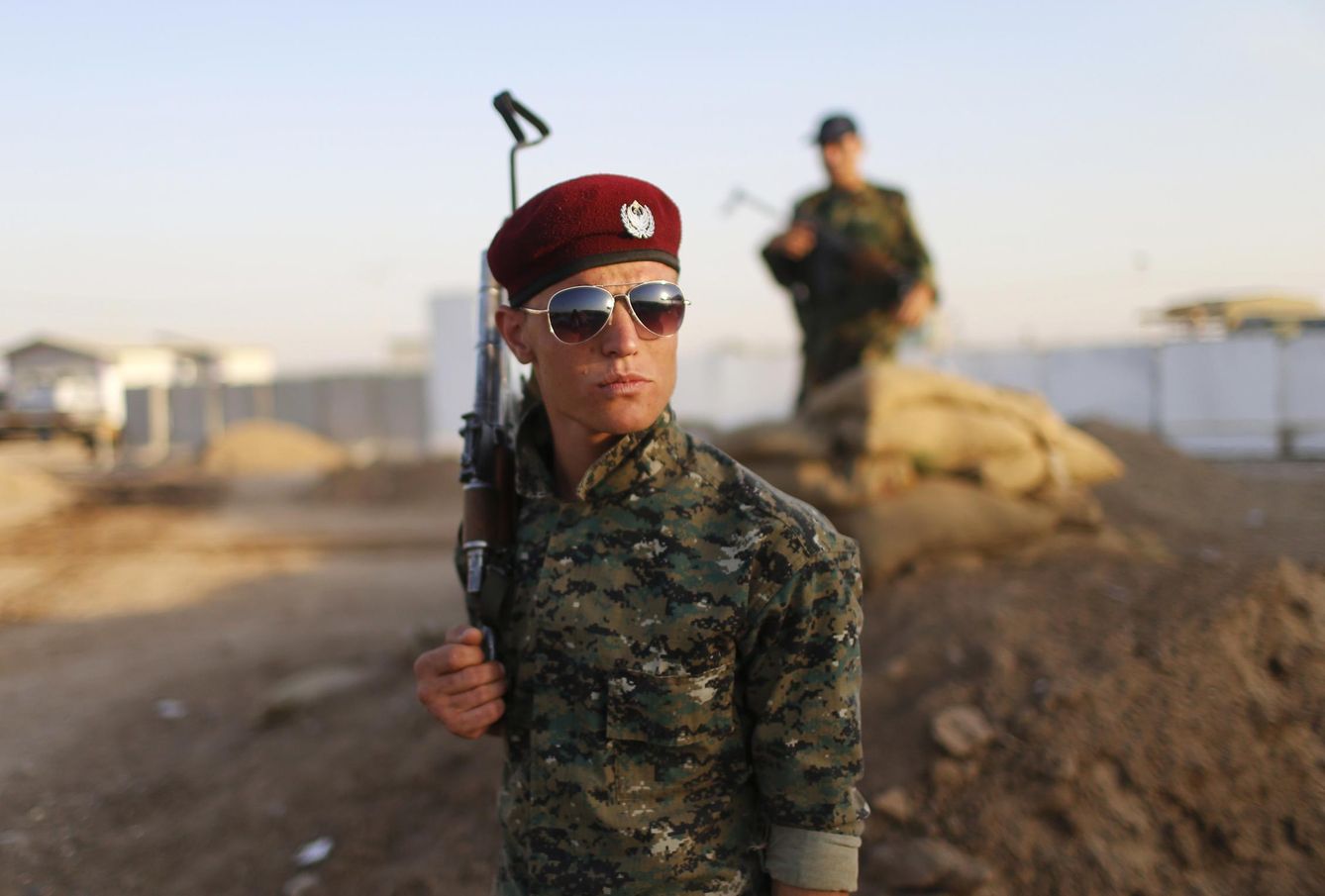 Peshmergas kurdos toman posiciones cerca de su base en Gwar, Irak, en septiembre de 2014. (Reuters)