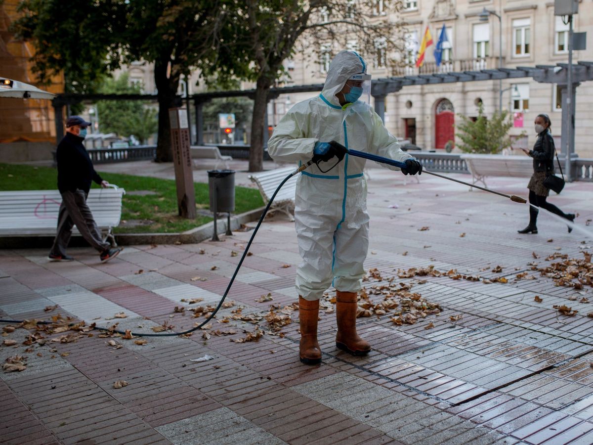 Foto: Un operario municipal desinfecta un parque infantil en Ourense. (EFE)