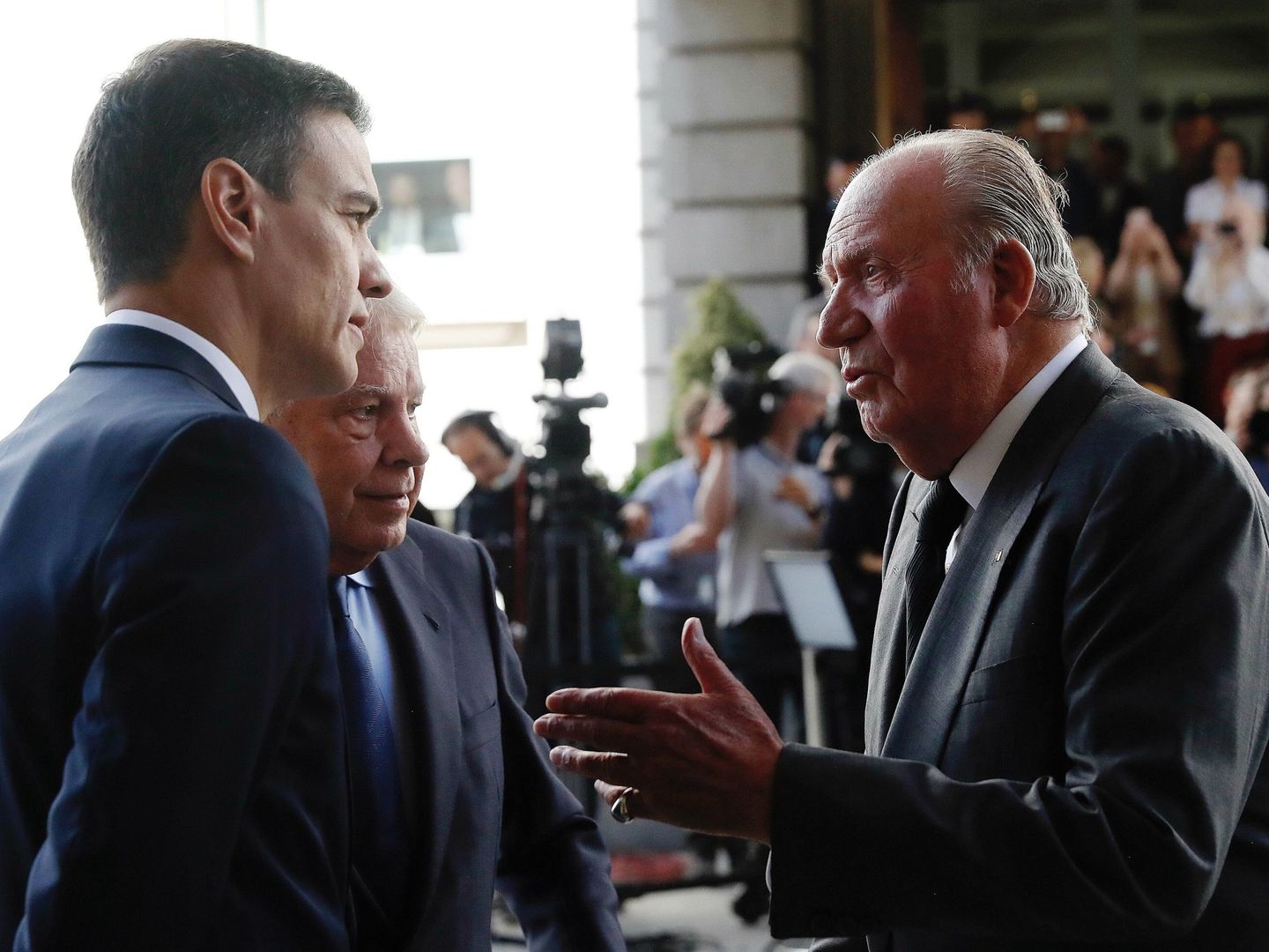Don Juan Carlos conversa con Pedro Sánchez y Felipe González en el patio del Congreso. (EFE)