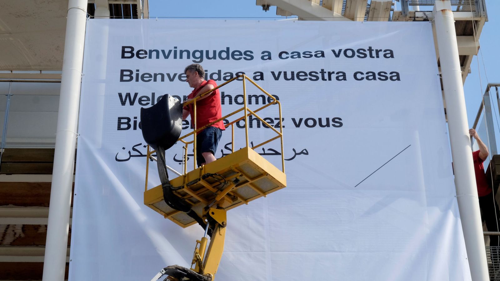 Foto: Un cartel de bienvenida al Aquarius en el Puerto de Valencia. (EFE)