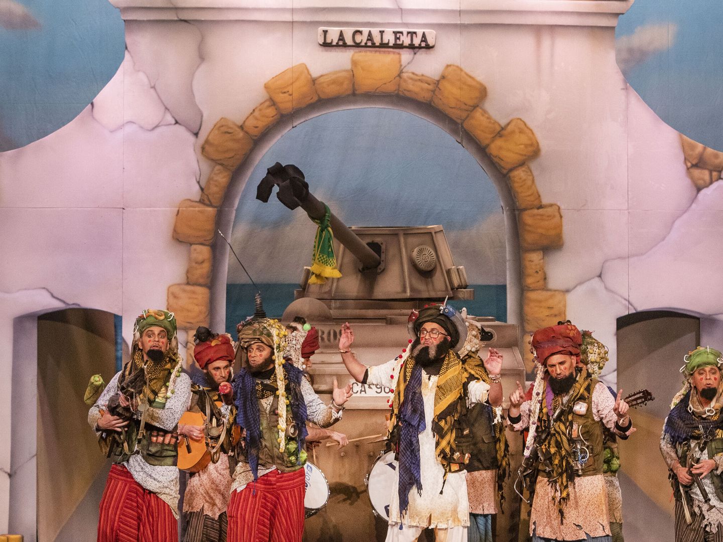 Un actuación de una de las agrupaciones en el concurso del Carnaval de Cádiz que se desarrolla este mes en el Gran Teatro Falla. (EFE / Román Ríos)