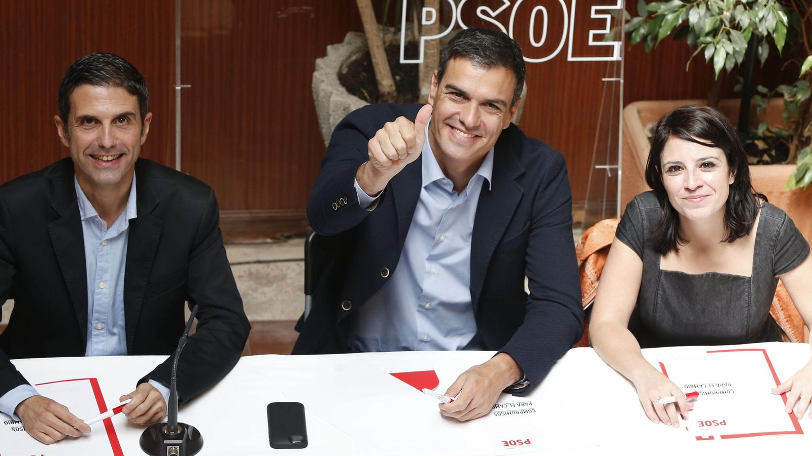 Foto: El secretario general del PSOE, Pedro Sánchez (c), junto al regidor de Alcalá de Henares, Javier Rodríguez Palacios (i), y la secretaria de Política Municipal socialista, Adriana Lastra (d). (EFE)