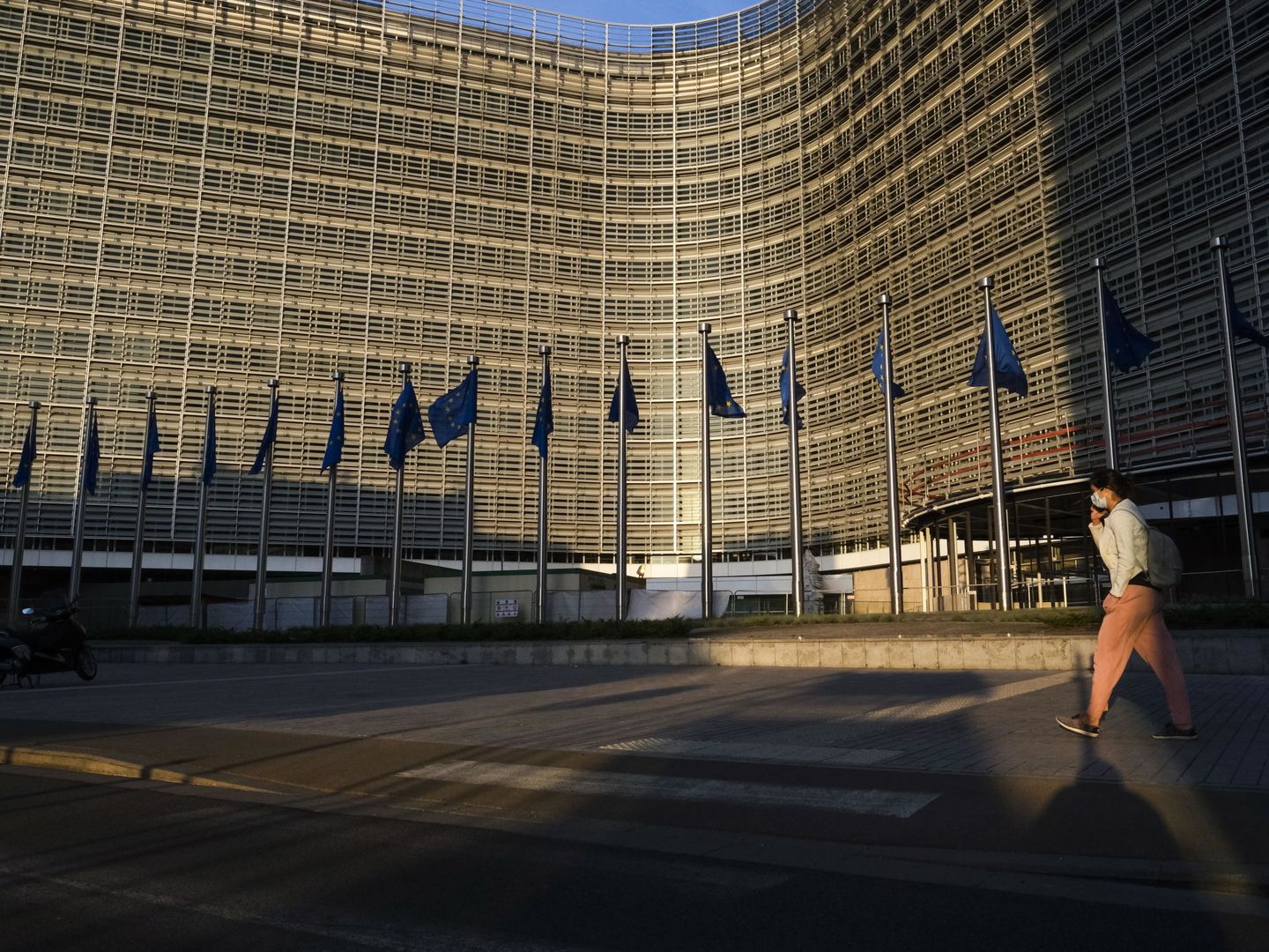 Una persona pasea frente a la sede de la Comisión Europea en Bruselas. (EFE)