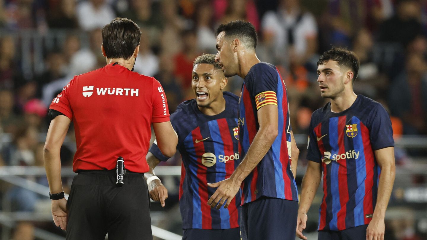 Los jugadores del Barcelona protestan al árbitro. (Reuters/Albert Gea)