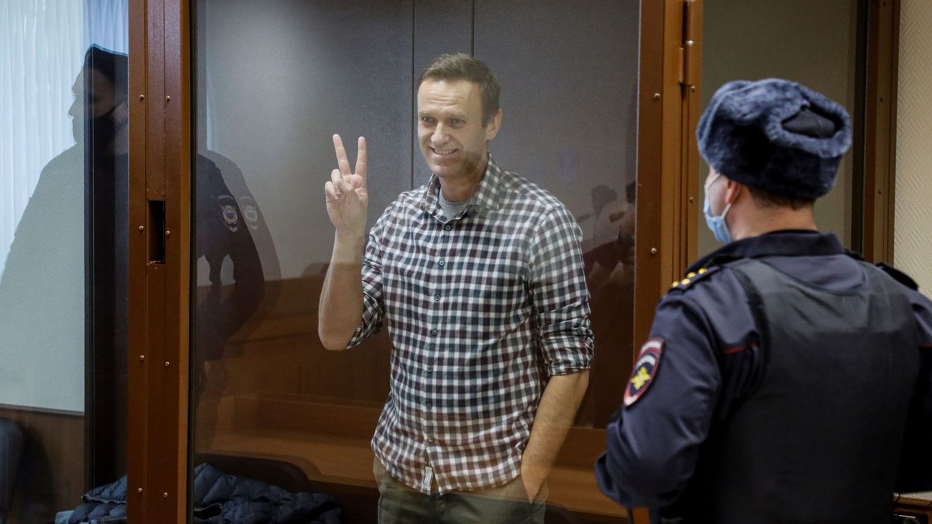 Foto: El líder opositor ruso Alexéi Navalni, en una foto de archivo en una celda de cristal durante un juicio. (EFE/Yuri Kochetkov)