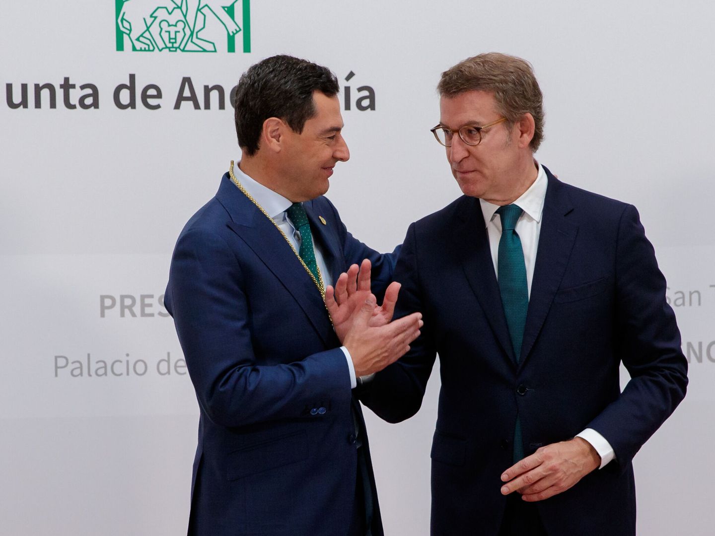 El presidente de la Junta de Andalucía, Juanma Moreno, y el presidente del PP, Alberto Núñez Feijóo. (EFE/Julio Muñoz)
