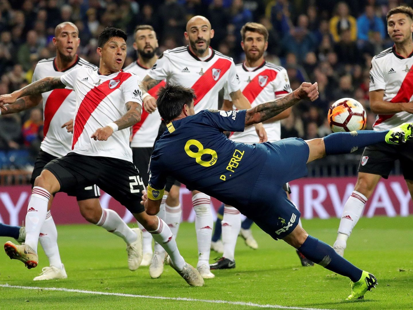 La ocasión de Pablo Pérez, capitán de Boca Juniors. (EFE)