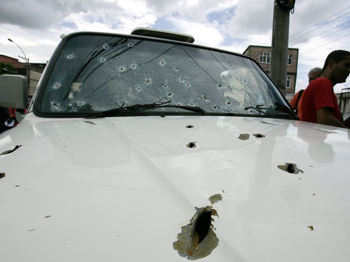Un coche con agujeros de bala tras un tiroteo entre milicias y narcotraficantes en Río de Janeiro. (Reuters) 