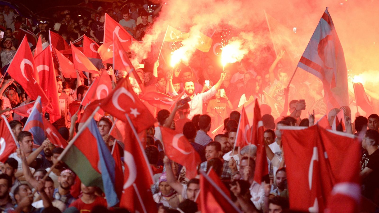 Foto: Manifestantes ondean banderas durante una protesta contra el fallido golpe de Estado en Estambul. (EFE)