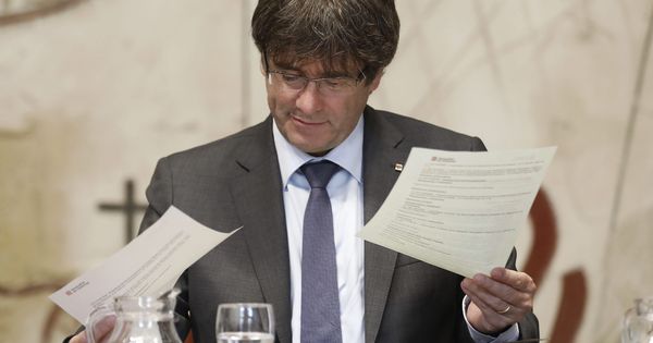 Foto: Carles Puigdemont durante la reunión semanal del Govern, un día después de presentarse la futura ley de Transitoriedad Jurídica. (EFE) 