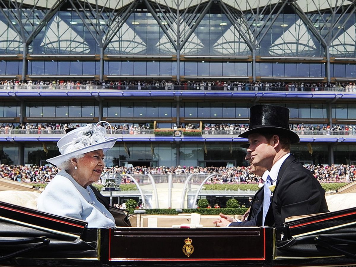 Foto: El príncipe Harry y la reina Isabel, en una imagen de archivo. (EFE)