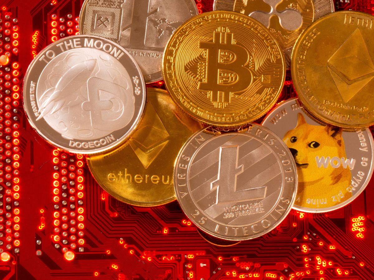 Foto: Representación del bitcoin. (Reuters/Ruvic)