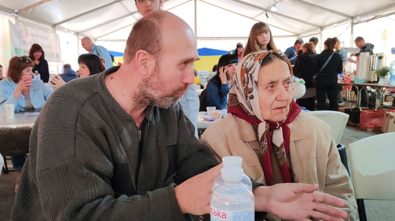 Roman y Antonina, en el centro de evacuados de Zaporiyia. (KAP)