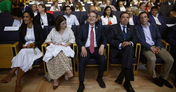 Foto: Adriana Lastra, con Abel Caballero, Luis Planas, José Luis Martínez-Almeida y Begoña Villacís, este 21 de septiembre en el XII pleno de la FEMP, en Madrid. (EFE)