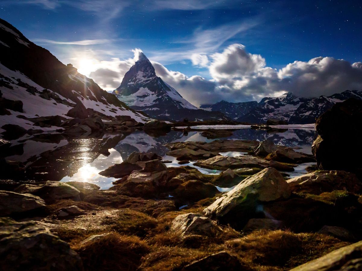 Foto: La montaña Matterhorn desde el lago Riffelsee, en Suiza. (EFE/V. Flauraud)