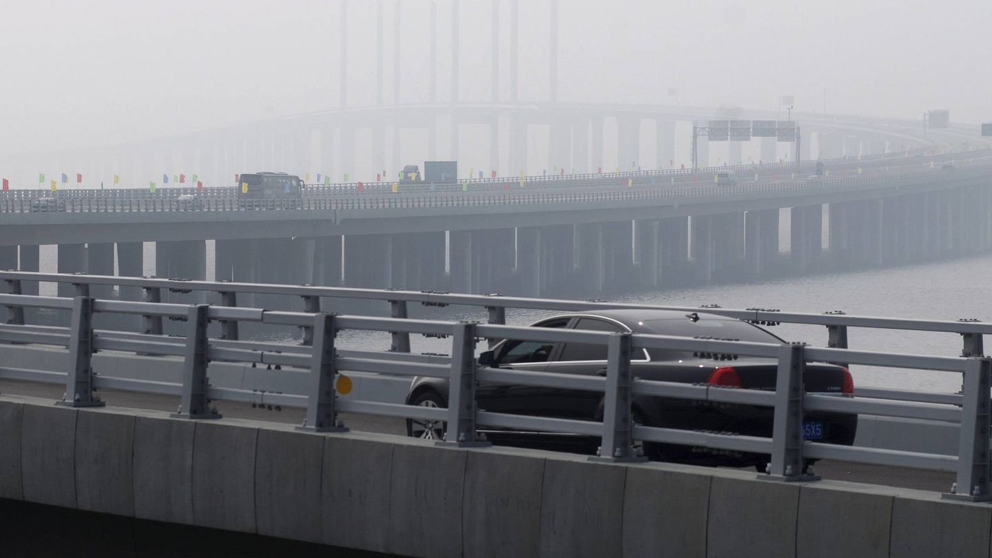 Varios vehículos cruzan el puente de la bahía de Jiaozhou, en la ciudad de Qingdao. EFE/Wu Hong
