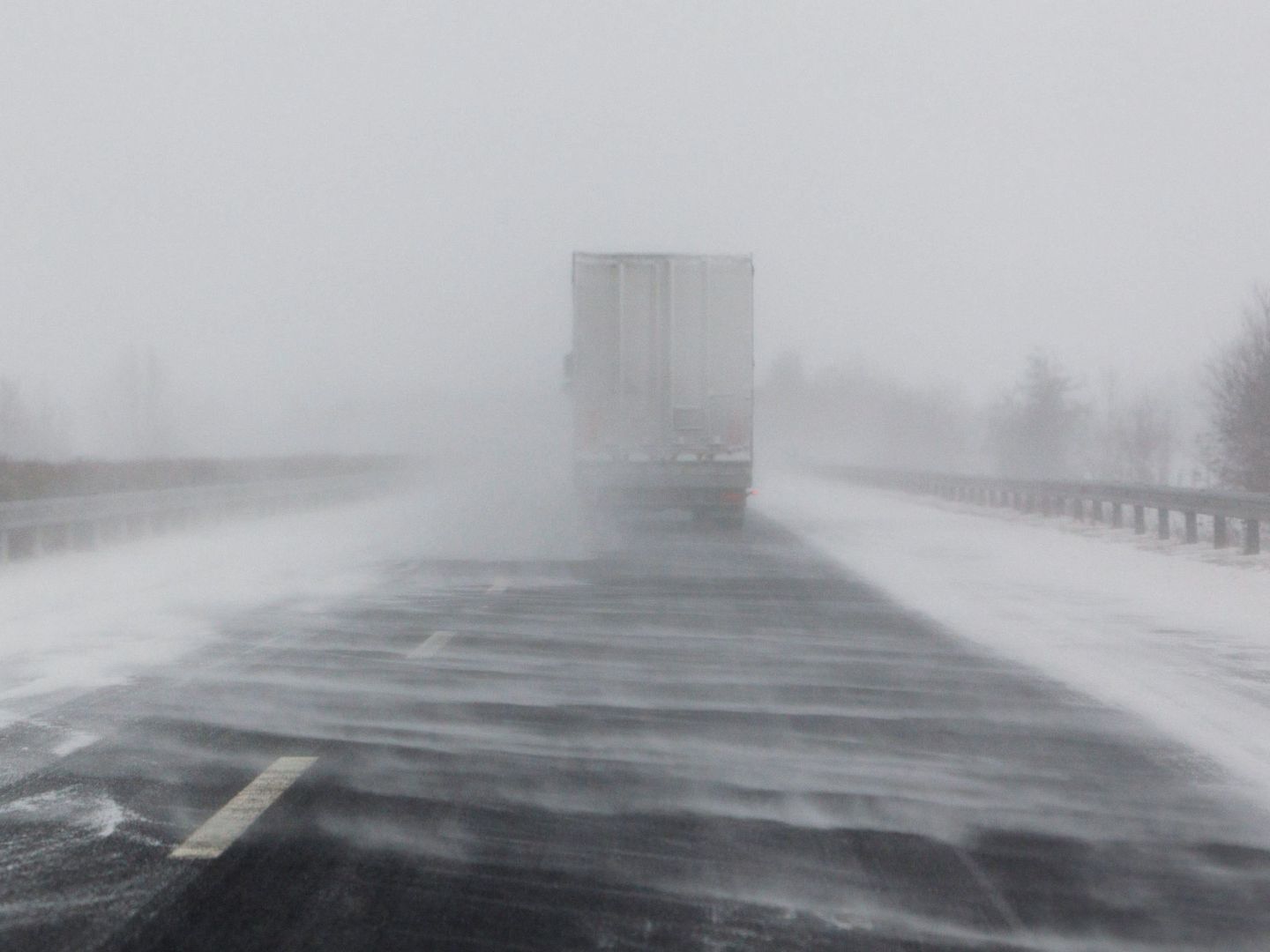 Una carretera de Hungría afectada por la ola de frío siberiana. (EFE)