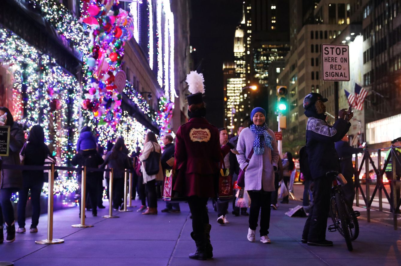 Gente paseando delante de los escaparates navideños en Saks, en la Quinta Avenida. (Reuters) 