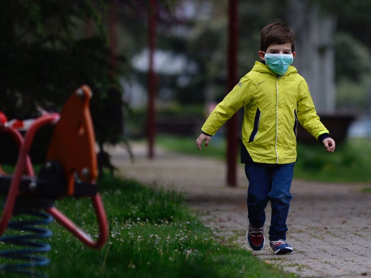 Foto: Un niño protegido con mascarilla sale a pasear por Valladolid (EFE)