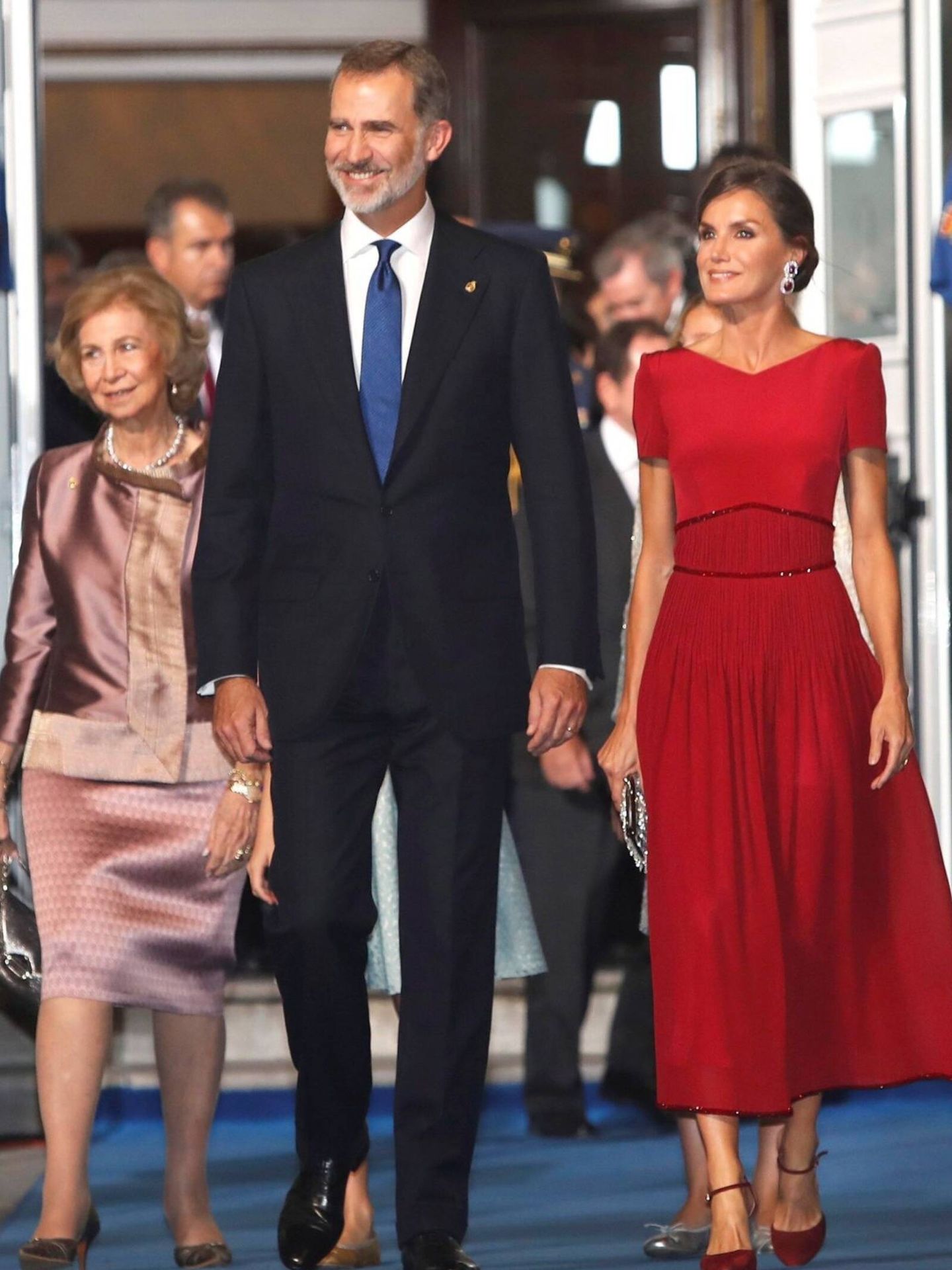 Los reyes Felipe y Letizia y la reina Sofía, tras la ceremonia de entrega de los Premios Princesa de Asturias 2019 en el Teatro Campoamor de Oviedo. (EFE/ Alberto Morante)