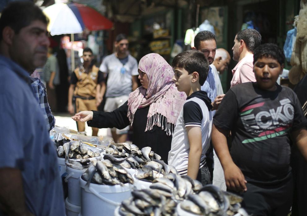 Foto: Los palestinos salen a comprar a un mercado del sur de la Franja de Gaza. (Reuters)
