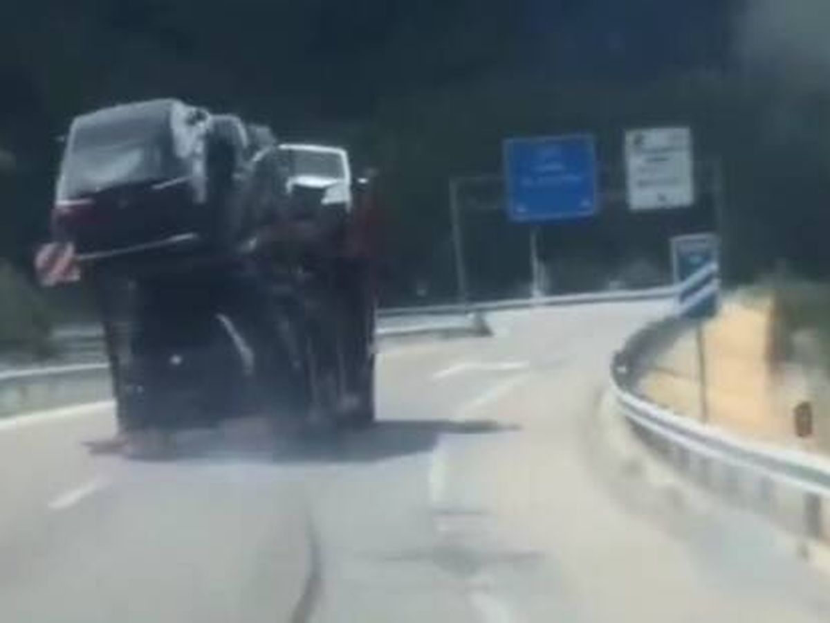 Foto: Un camión portacoches pone en peligro el tráfico: ¿qué le pasaba al conductor? (Twitter/@SocialDrive_es)