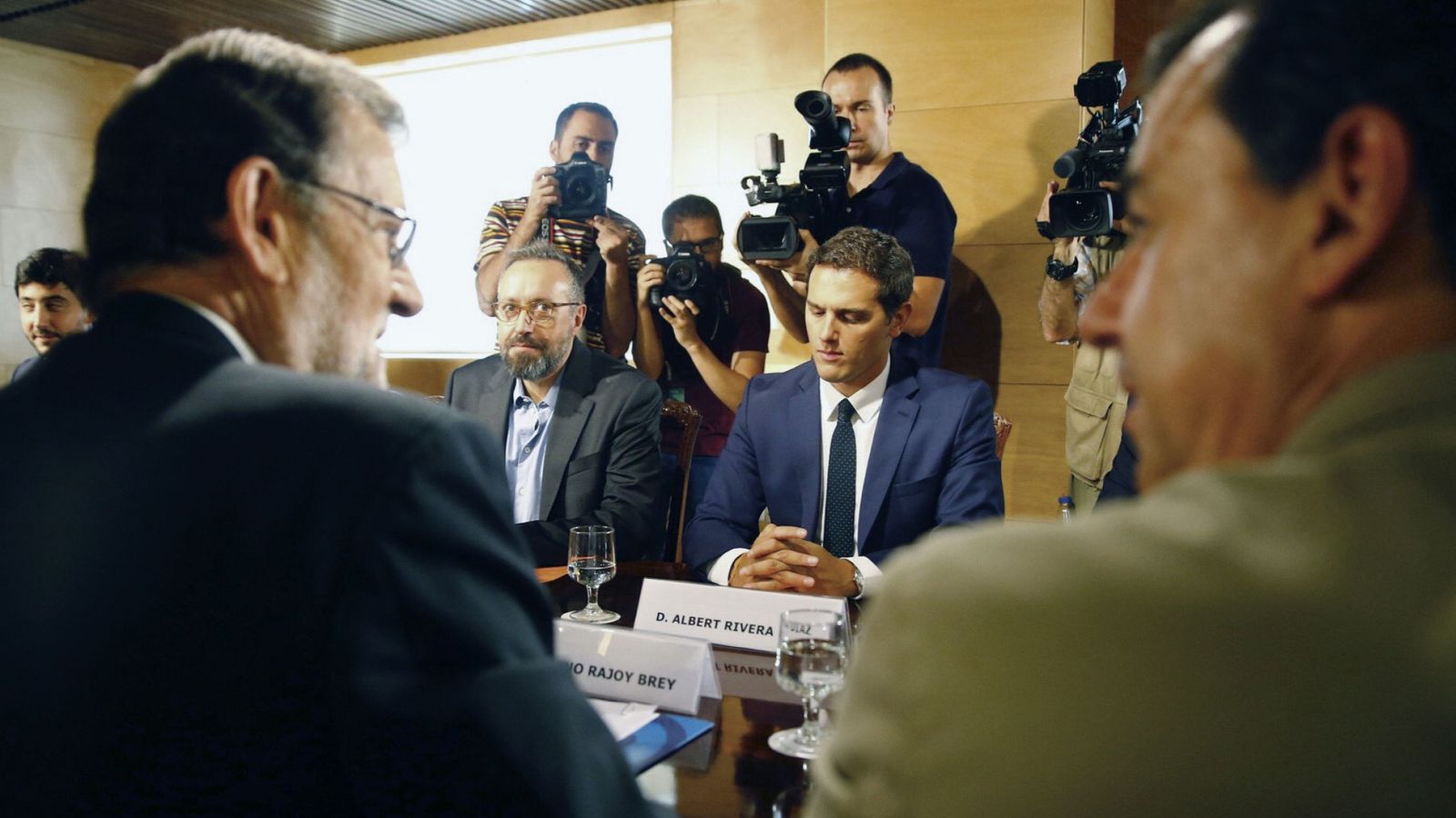Foto: El presidente del PP y del Gobierno en funciones, Mariano Rajoy (i), y el de Ciudadanos, Albert Rivera (d, de frente). (EFE)