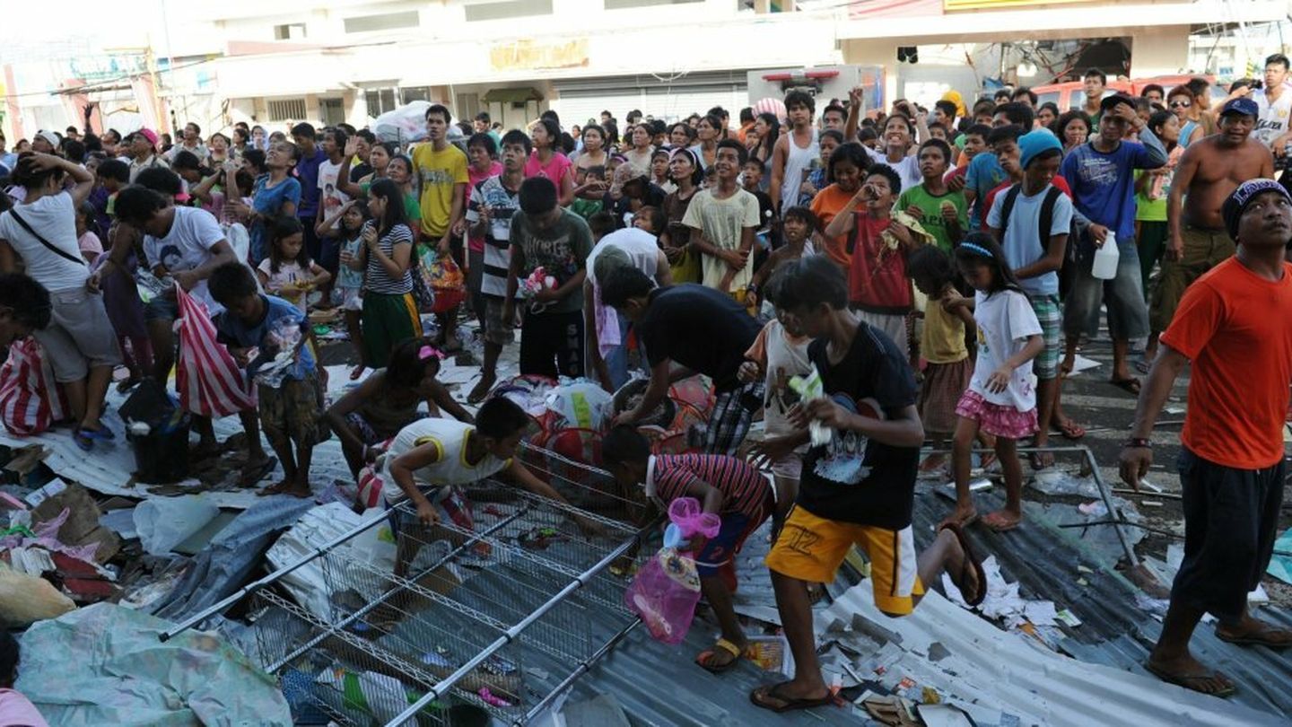 La multitud saquea un almacén en Guiuan (Reuters)
