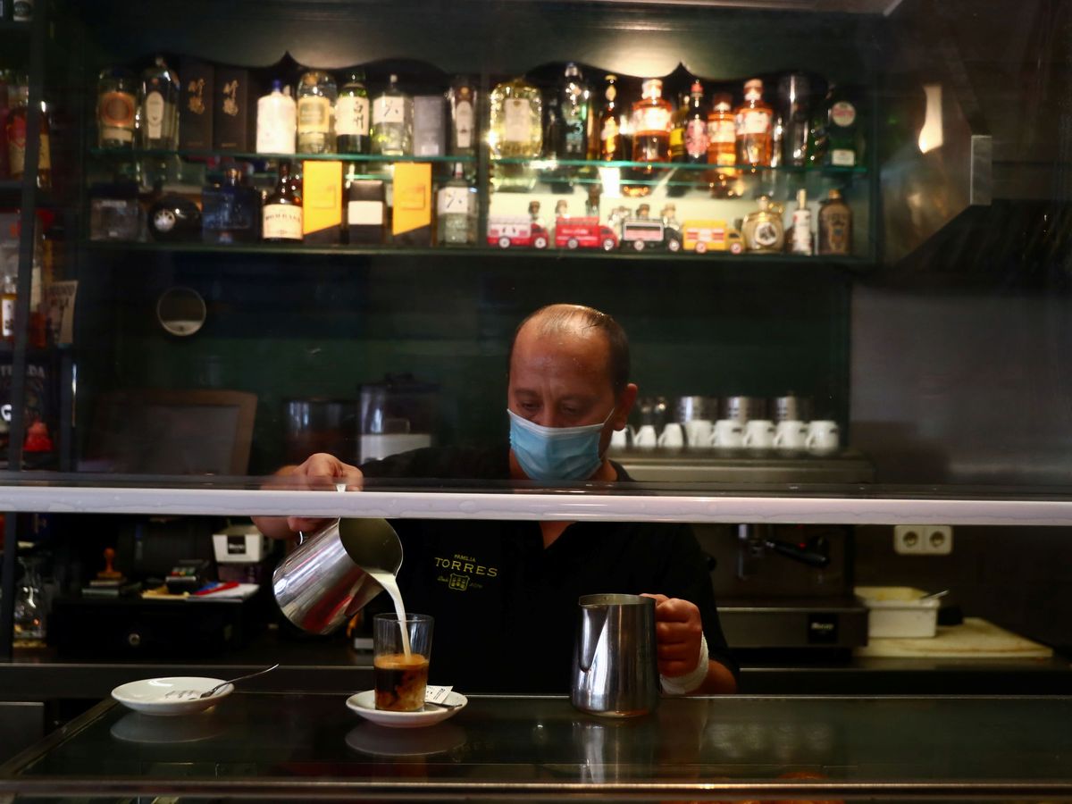 Foto: Un camarero con mascarilla en un bar de Madrid. (EFE)