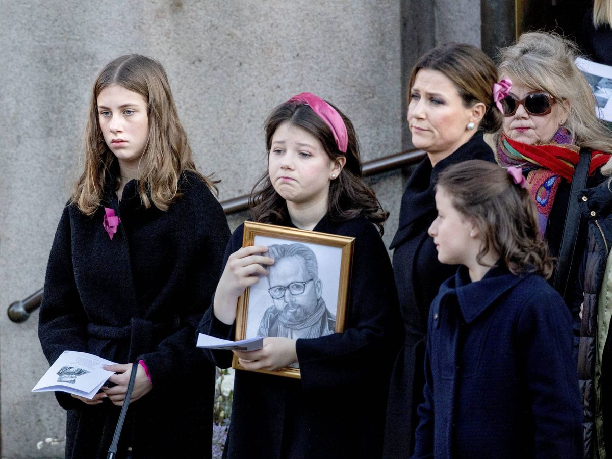 Foto: Marta Luisa y sus hijas, en el funeral de Ari Behn. (Cordon Press)
