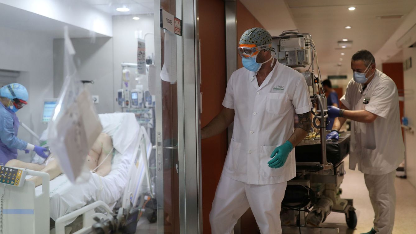 Foto: Pacientes covid en el Hospital Clínic de Barcelona. (Reuters)
