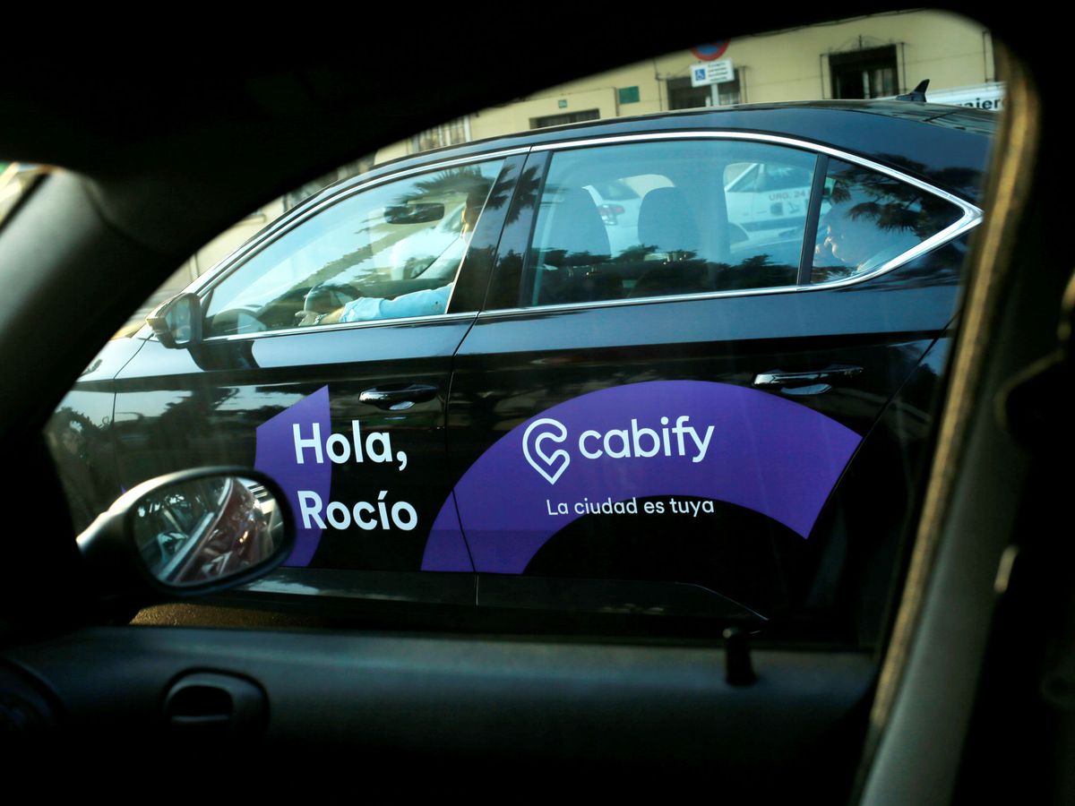 Foto: Un coche VTC de Cabify, en Madrid. (Reuters/Jon Nazca)