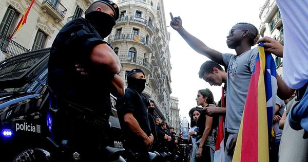 Foto: Los 'mossos' protegen la Jefatura Superior de la Policía Nacional en Barcelona el pasado mes de octubre. (EFE)
