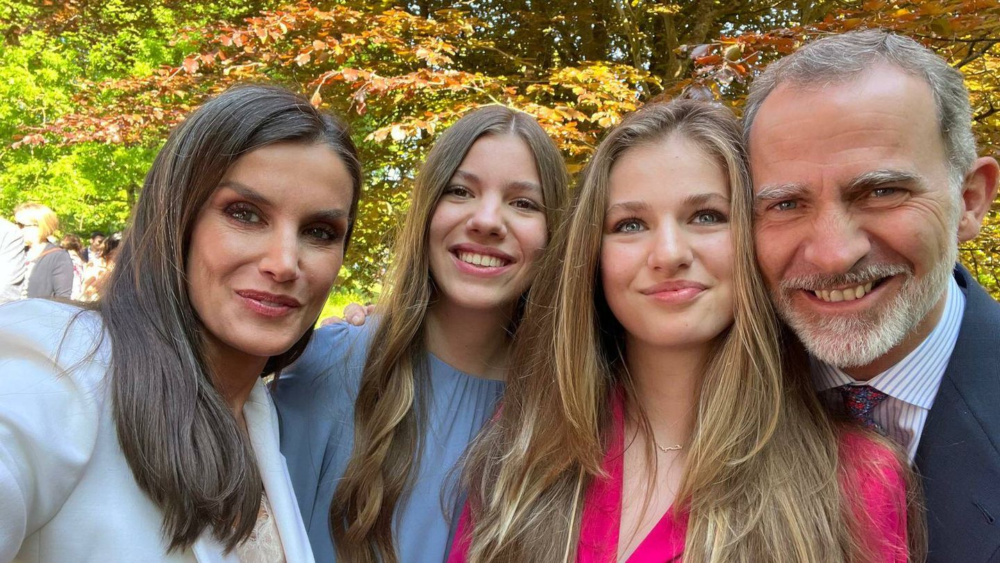 El selfie de los Reyes y sus hijas en la graduación de Leonor. (Casa Real)