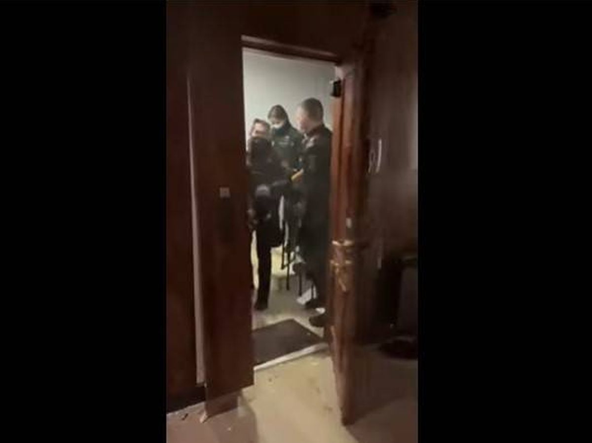 Foto: La Policía tira abajo la puerta de una casa por una fiesta ilegal sin orden judicial. 