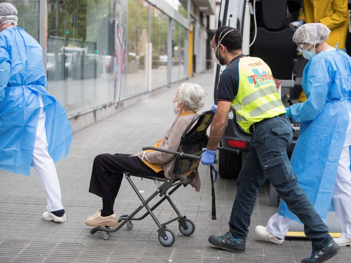 Foto: Traslado de una anciana a un hospital para ser atendida durante el estado de alarma. (EFE)