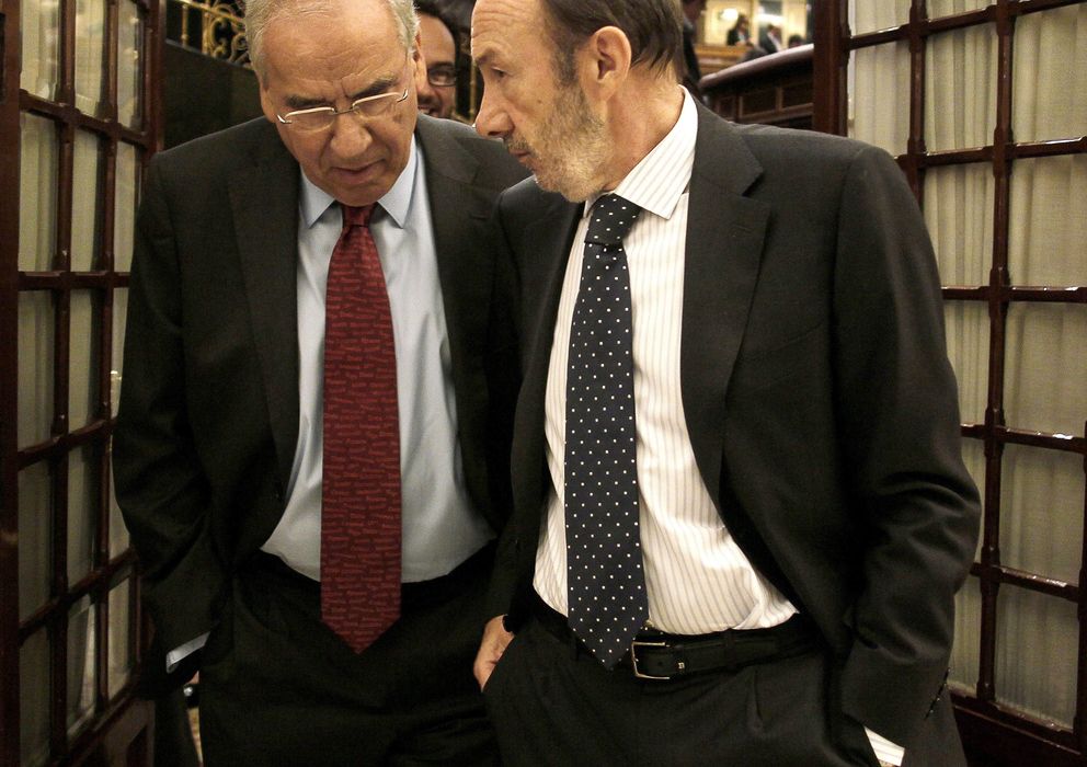 Foto: El líder del PSOE, Alfredo Pérez Rubalcaba (d), conversa con el diputado socialista Alfonso Guerra (EFE)