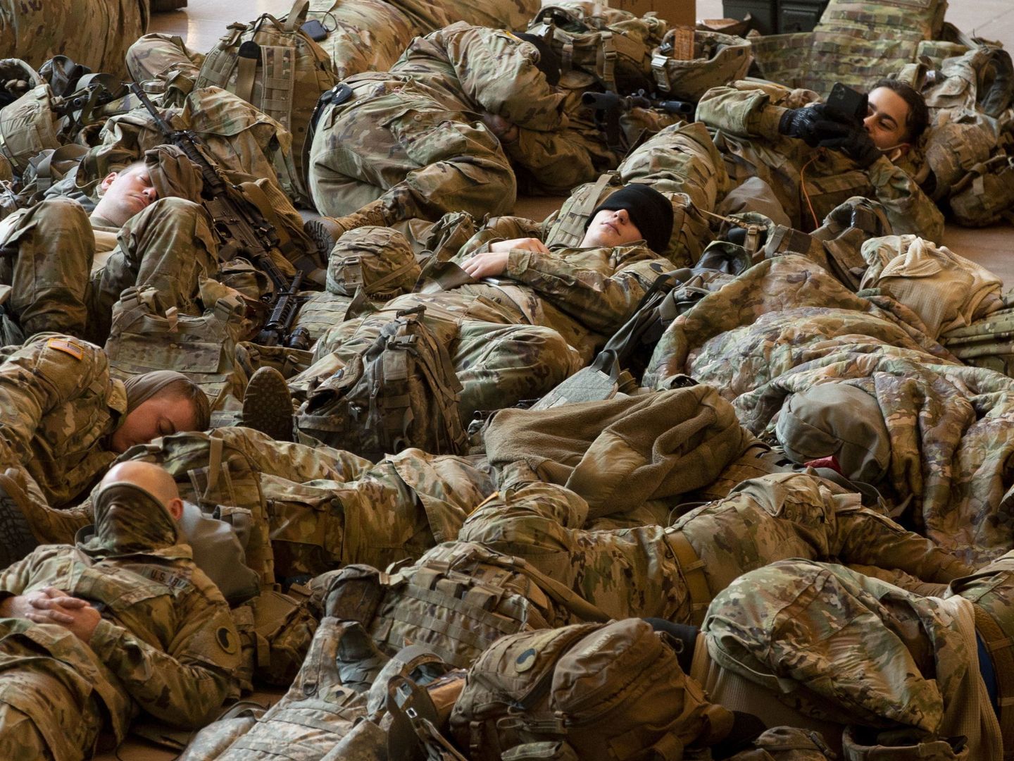 Miembros de la Guardia Nacional descansan en el edificio del Capitolio. (Foto: EFE)