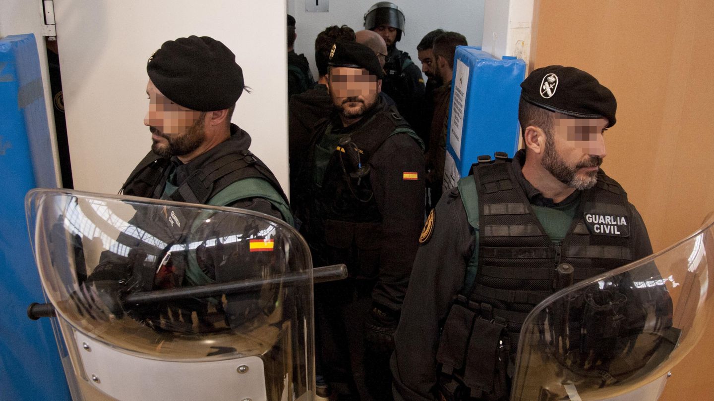 Guardias civiles, en un centro de votación de Sant Julià de Ramis (Girona) en el referéndum independentista del 1-O suspendido por el Tribunal Constitucional. (EFE)