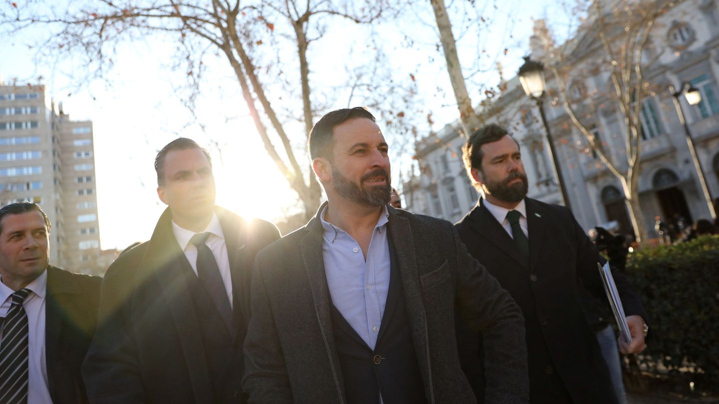 Santiago Abascal (c), acompañado por otros líderes de Vox. (Reuters)
