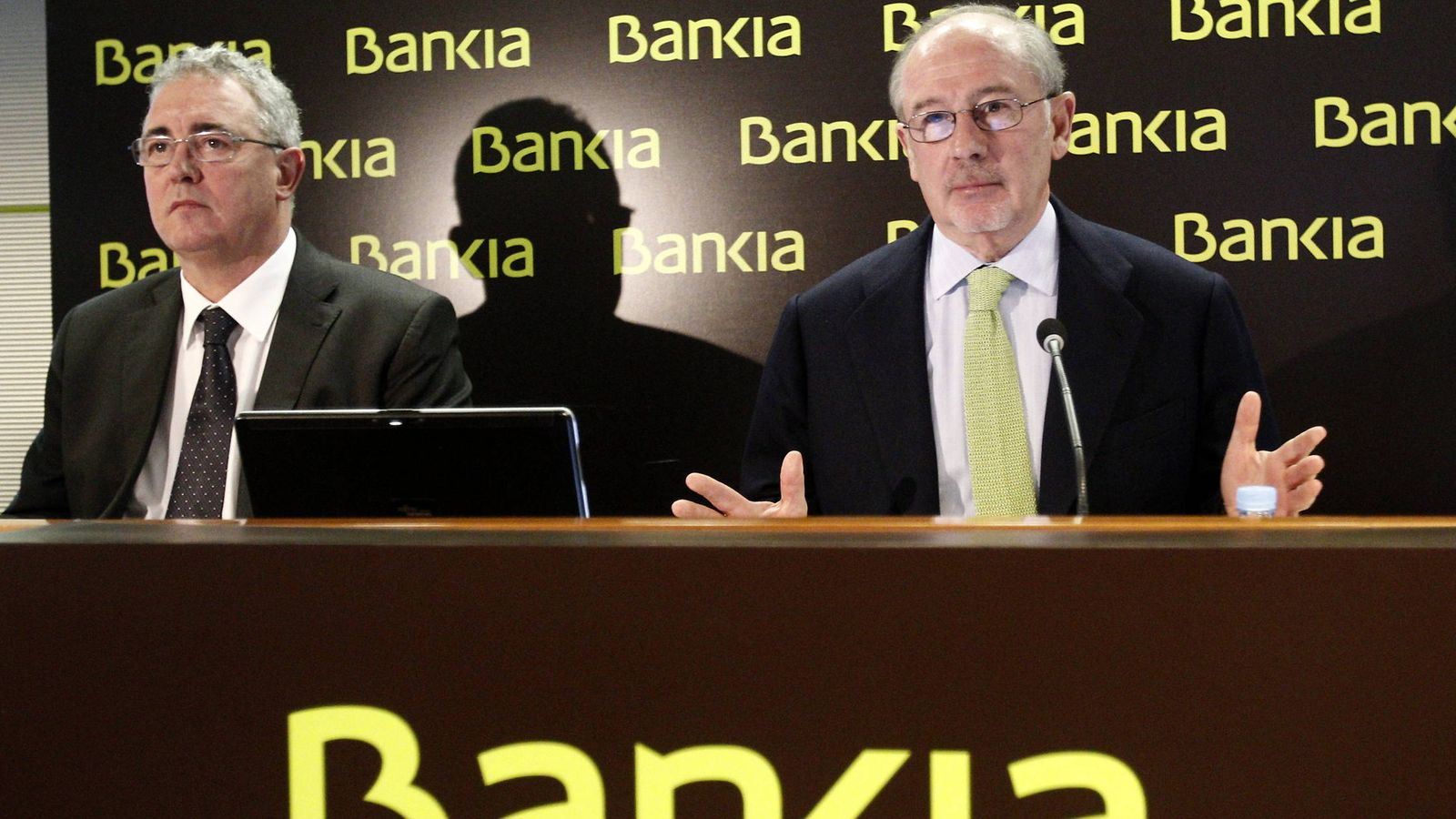 Foto: Rodrigo Rato, a la derecha, junto a Francisco Verdú en un acto de Bankia. (EFE)